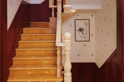 金堂中式别墅室内汉白玉石楼梯的定制安装装饰效果
